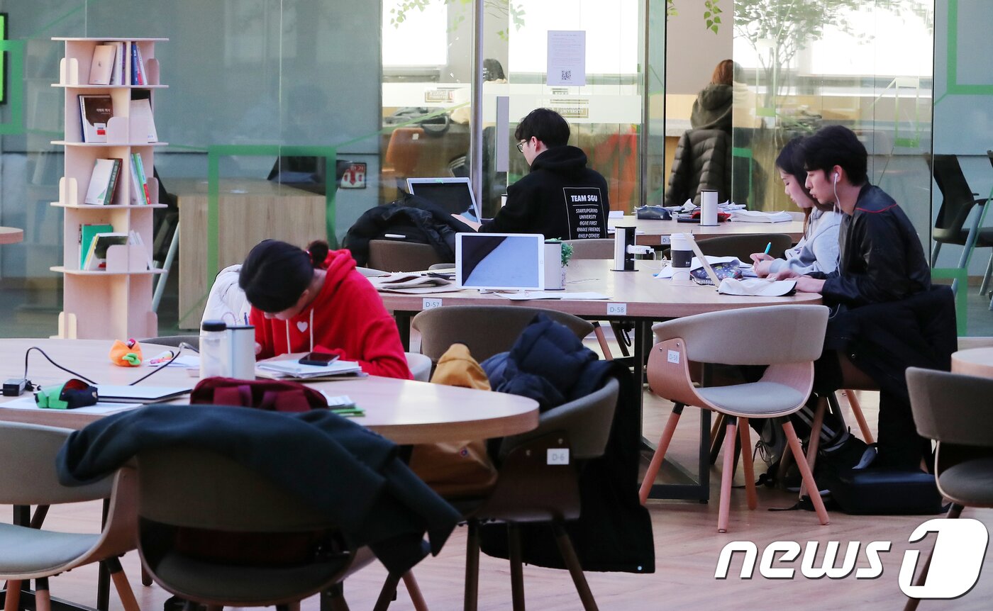 본문 이미지 - 서울 광진구 건국대학교 상허기념도서관에 마련된 학습공간 &#39;K-큐브&#39;에서 학생들이 공부하고 있다. &#40;사진은 기사 내용과 무관함&#41; / 뉴스1 ⓒ News1 구윤성 기자