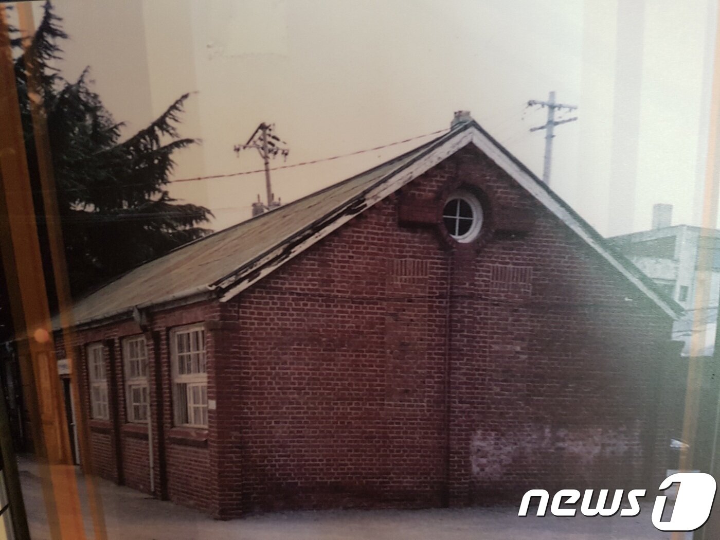 본문 이미지 - 12일 광주 광산구는 1980년 5·18광주민주화운동 당시 계엄군 총탄에 숨진 윤상원 열사를 기리는 '윤상원 민주커뮤니티센터'를 건립한다고 밝혔다. 센터는 윤 열사가 1979년부터 들불야학 활동을 하는 데 사용했던 광천동성당 교리실을 모티프로 지어질 계획이다.(광주 광산구 제공)2018.12.12/뉴스1