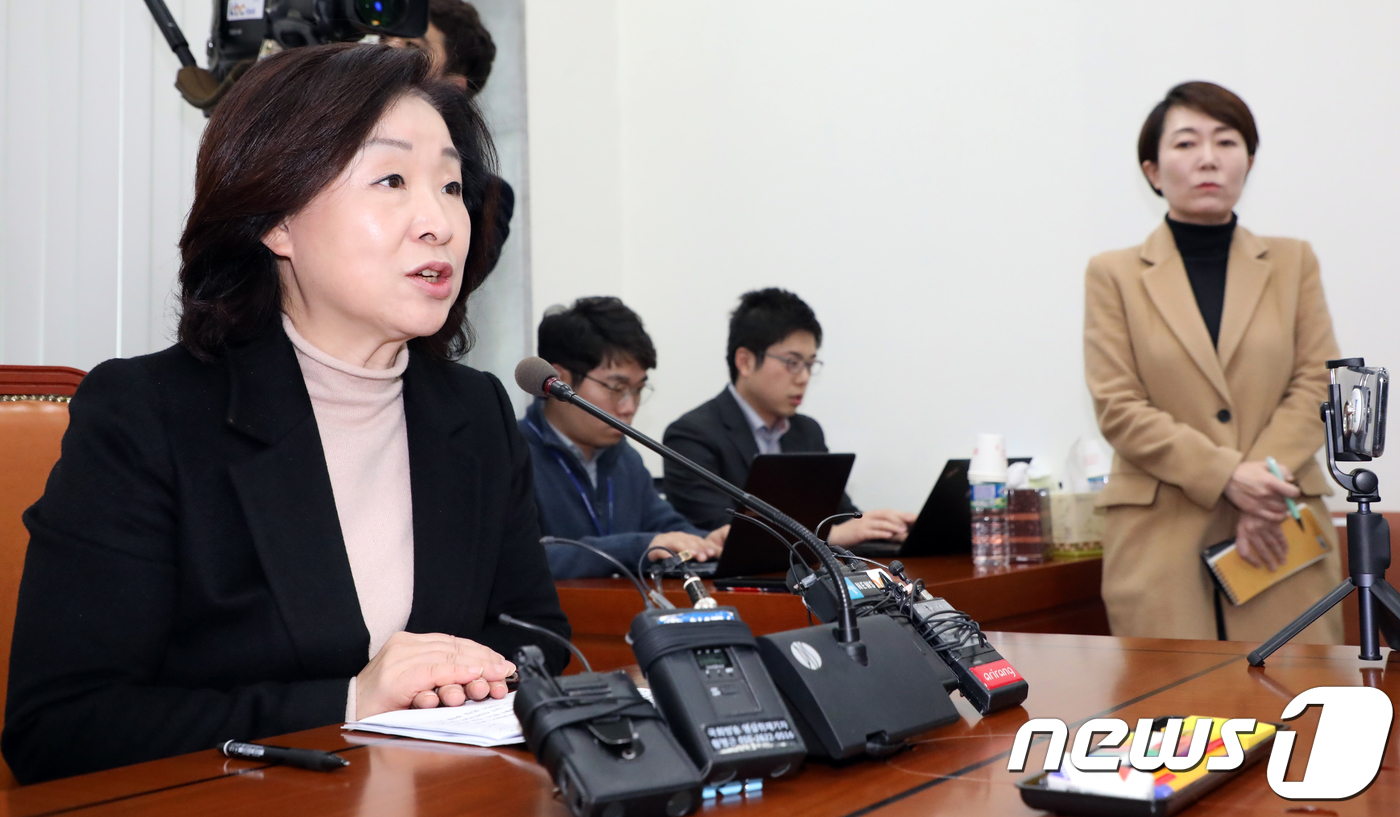 (서울=뉴스1) 김명섭 기자 = 심상정 국회 정치개혁특별위원회 위원장이 13일 서울 여의도 국회에서 선거제도개혁 촉구 기자간담회를 하고 있다. 2018.12.13/뉴스1