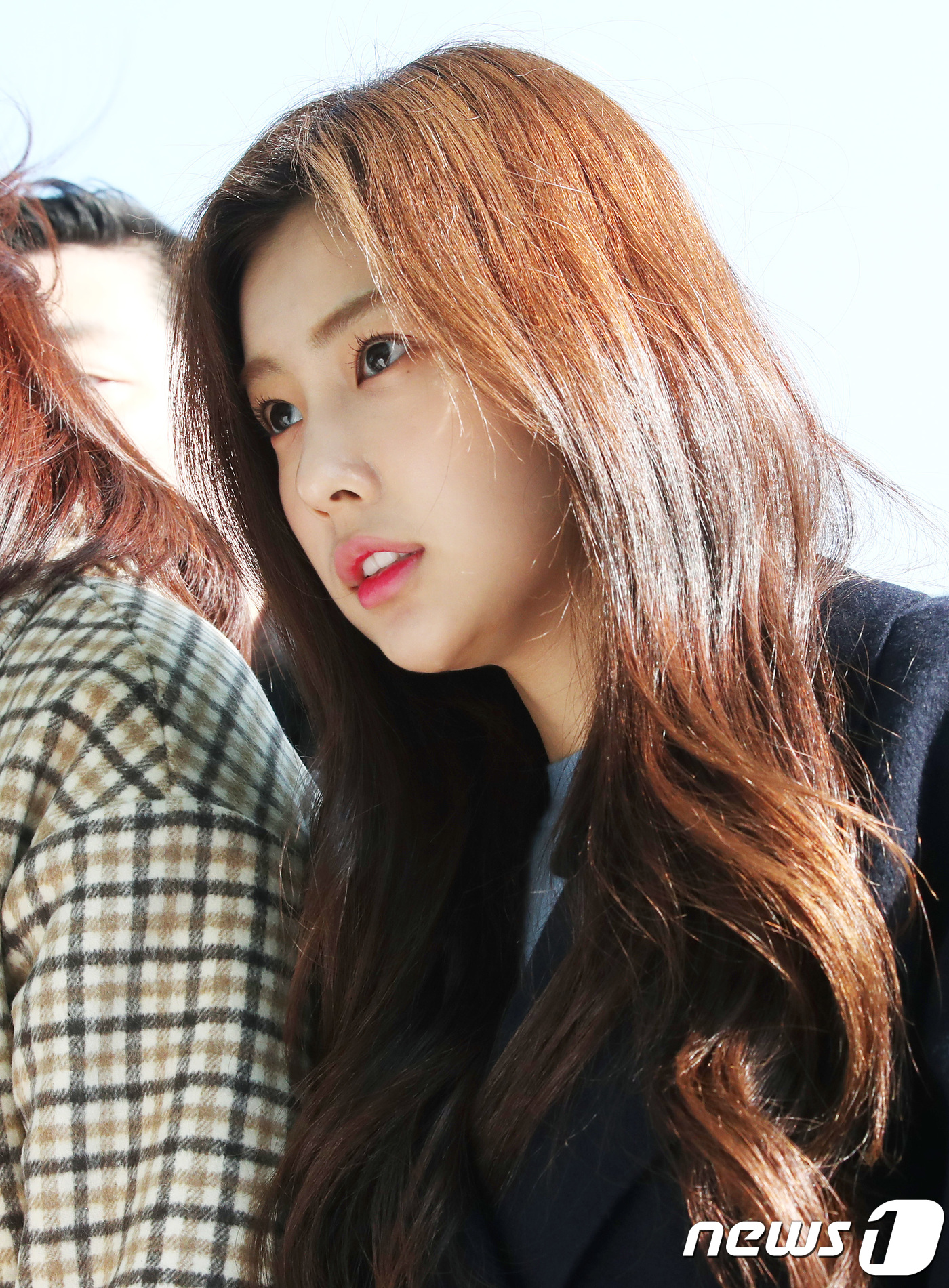 (인천공항=뉴스1) 권현진 기자 = 아이즈원 강혜원이 13일 오후 '2018 MAMA in HONGKONG' 참석 차 인천국제공항을 통해 홍콩으로 출국하고 있다. 2018.12.1 …