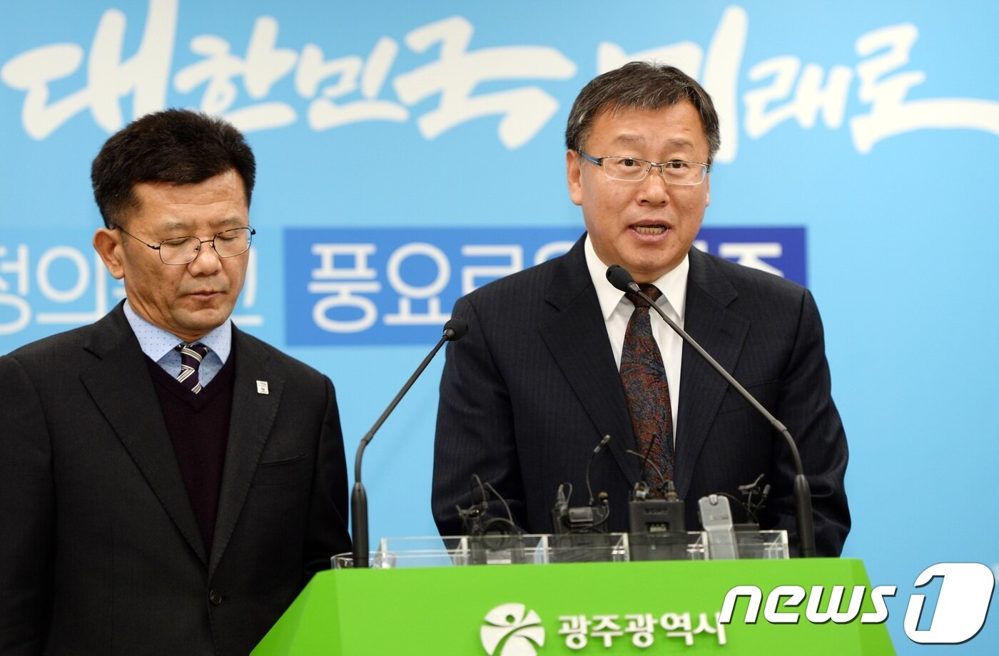 본문 이미지 - 윤영렬 광주시 감사위원장(오른쪽)이 13일 광주시 브리핑룸에서 기자회견을 하고 민간공원 조성 2단계 사업 특정감사 결과 브리핑을 하고 있다.2018.12.13/뉴스1 ⓒ News1 박준배 기자