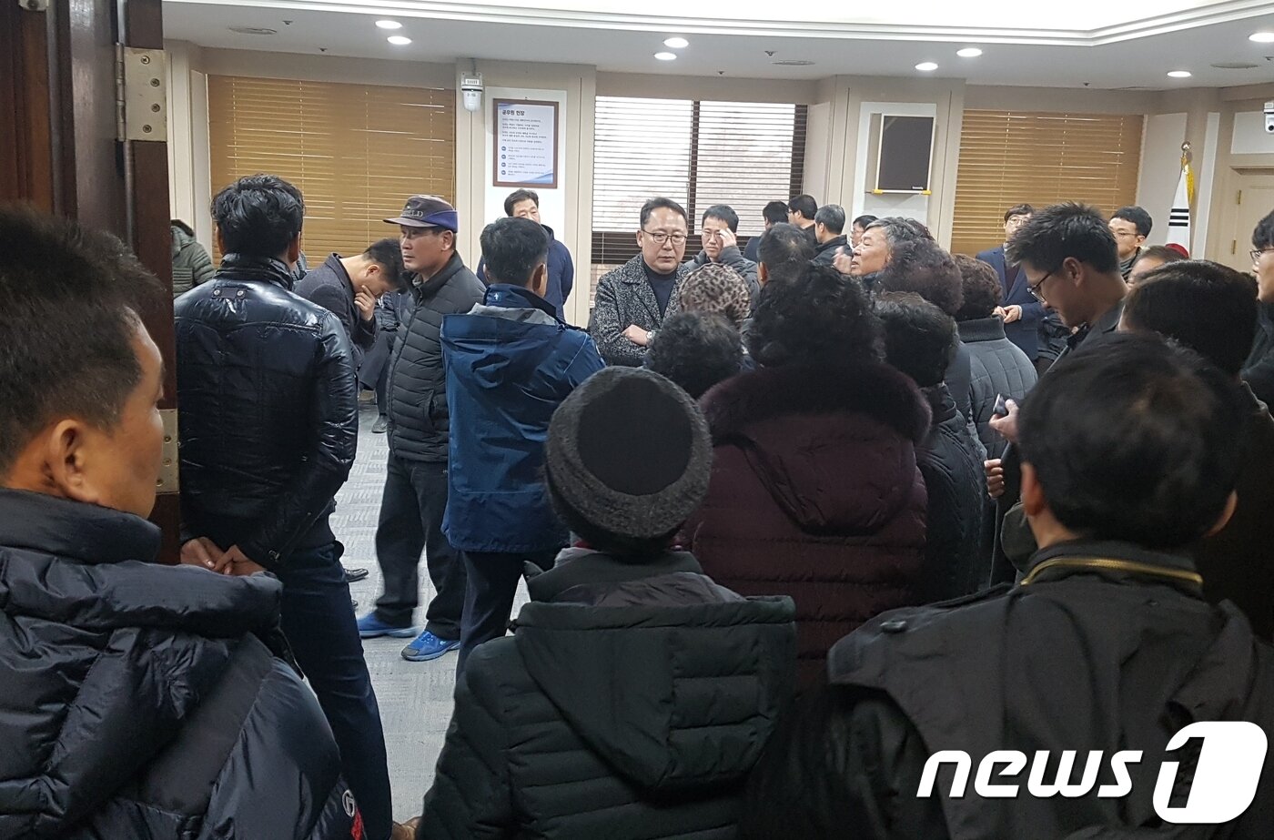 본문 이미지 - 음성군 음성읍 평곡2리 주민 등으로 구성된 LNG발전소건립반대위원회(위원장 전병옥) 회원 200여명이 13일  LNG발전소 검증 결과 발표기자회견장을 찾아 “LNG 발전소 검증위원회의 검증안은 모두 허위”라며 “음성군은 천연가스발전소 건립계획을 전면 백지화하라”고 항의 하고 있다.ⓒ News1