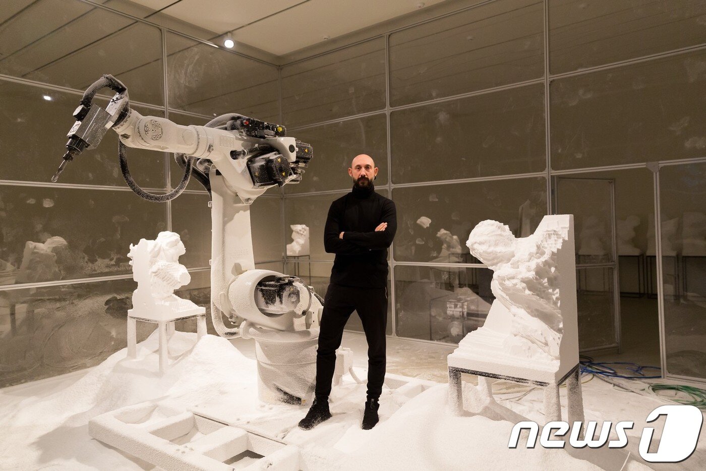 본문 이미지 - 미디어 아티스트 콰욜라.