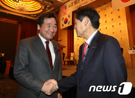 일본 의원들과 인사하는 이낙연 총리