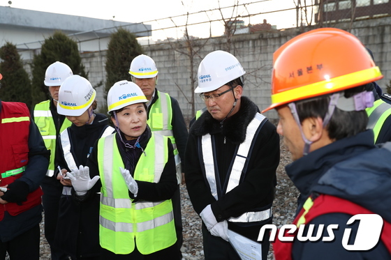 선로전환기 안전 당부하는 김현미 장관