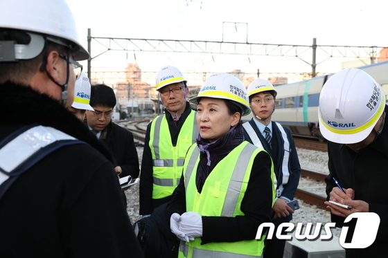 선로전환기 실태 점검하는 김현미 장관