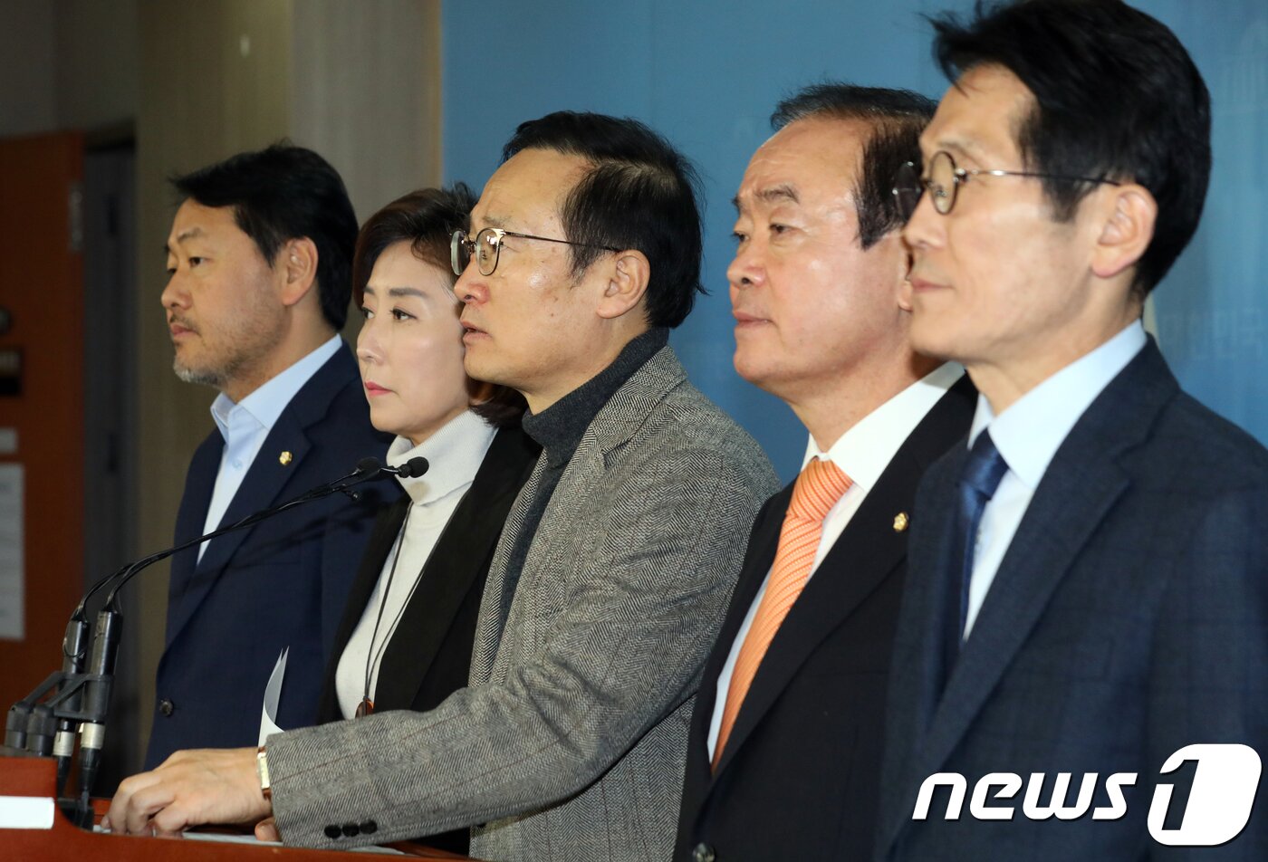 본문 이미지 - 김관영 바른미래당(왼쪽부터), 나경원 자유한국당, 홍영표 더불어민주당, 장병완 민주평화당, 윤소하 정의당 원내대표가 지난해 12월15일 서울 영등포구 국회 정론관에서 긴급 기자회견을 갖고 선거제도 개혁 관련 합의문을 발표하고 있다. 여야 5당의 합의문에는 '연동형 비례대표제 도입을 위한 구체적인 방안을 적극 검토한다'는 내용이 담겨 있다. 2018.12.15./뉴스1 ⓒ News1 황기선 기자