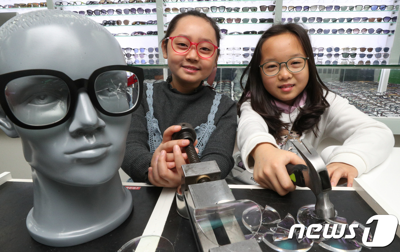 (서울=뉴스1) 성동훈 기자 = 16일 서울 중구 아이닥안경에서 어린이 모델들이 방탄 안경 렌즈 '블루디안'을 소개하고 있다.아이닥 안경과 아이큐 안경백화점이 런칭한 '블루디안' …
