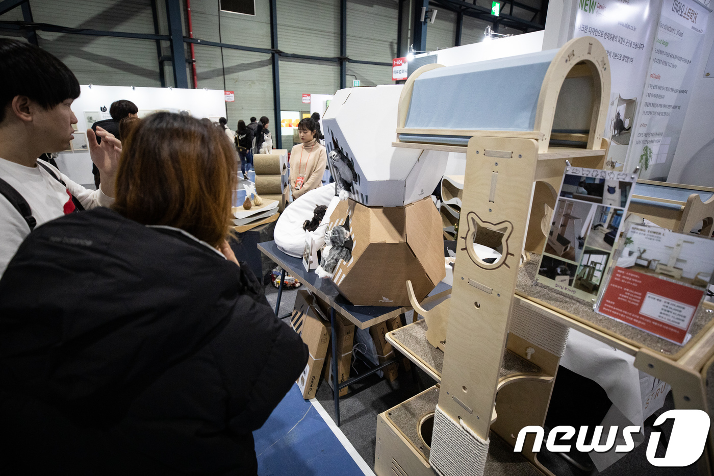 (서울=뉴스1) 유승관 기자 = 16일 서울 강남구 세텍(SETEC)에서 열린 제9회 궁디팡팡 캣페스타를 찾은 관람객들이 다양한 고양이 용품 및 가구 등을 살펴보고 있다. 2018 …