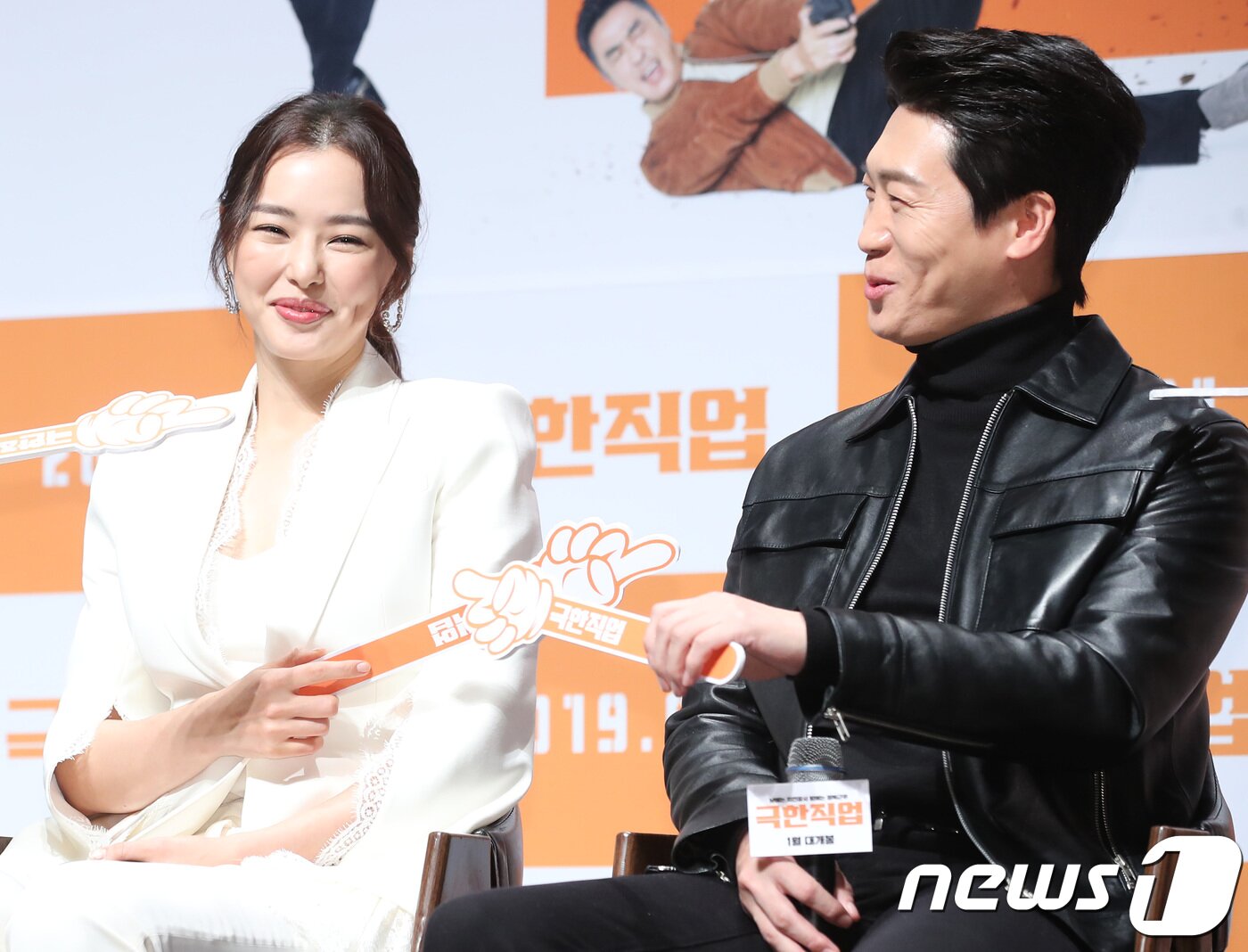 본문 이미지 - 배우 이하늬가 17일 오전 서울 압구정cgv에서 열린 영화 '극한직업' 제작보고회에 참석해 가장 짠내 나는 역할에 대해 진선규(오른쪽)를 뽑고 있다. ‘극한직업’은 해체 위기의 마약반 5인방이 범죄조직 소탕을 위해 위장창업한 ‘마약치킨’이 일약 맛집으로 입소문을 타게 되면서 벌어지는 이야기를 그린 작품이다, 2018.12.17/뉴스1 ⓒ News1 권현진 기자