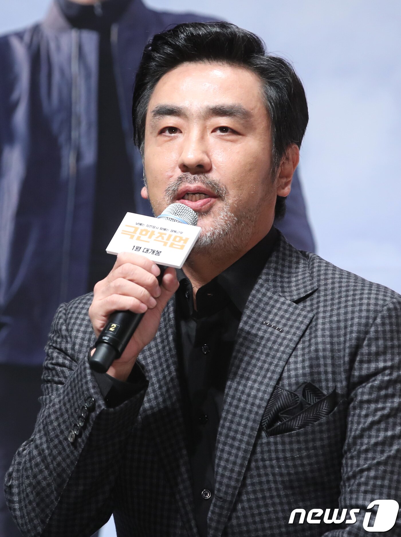 본문 이미지 - 배우 류승룡이 17일 오전 서울 압구정cgv에서 열린 영화 '극한직업' 제작보고회에 참석해 인사말을 하고 있다. ‘극한직업’은 해체 위기의 마약반 5인방이 범죄조직 소탕을 위해 위장창업한 ‘마약치킨’이 일약 맛집으로 입소문을 타게 되면서 벌어지는 이야기를 그린 작품이다, 2018.12.17/뉴스1 ⓒ News1 권현진 기자