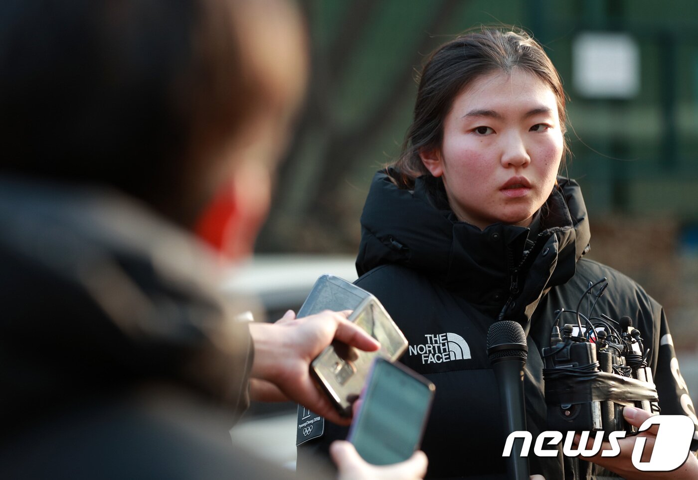 본문 이미지 - 심석희 쇼트트랙 국가대표 선수가 17일 오후 경기도 수원시 영통구 수원지방법원에서 열린 조재범 전 국가대표팀 코치의 항소심 2차 공판에 출석해 폭행 피해 사실을 진술한 후 법정을 나서며 취재진 질문에 답하고 있다. 조 전 코치는 지난 9월 19일 쇼트트랙 국가대표 선수들을 상습 폭행한 폄의(상습상해 및 재물손괴)로 법원으로부터 징역 10월의 실형을 선고 받아 법정 구속 됐다. 2018.12.17/뉴스1 ⓒ News1 오장환 기자