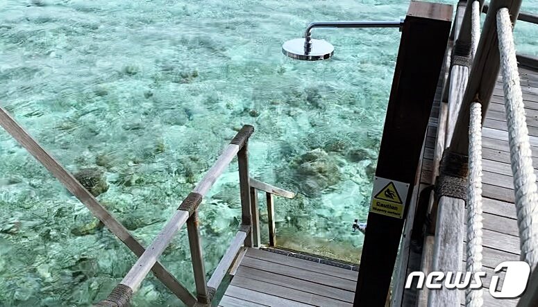 본문 이미지 - 테라스에 딸린 계단으로 내려가면 바로 스노클링을 즐길 수 있는 바다다.ⓒ News1 