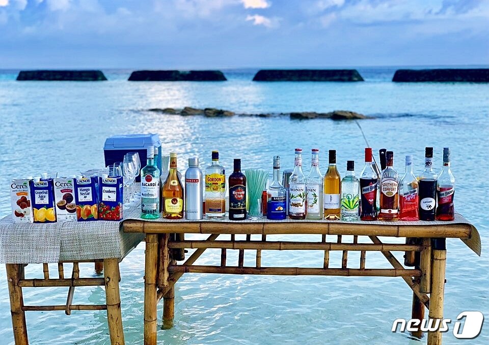 본문 이미지 - 콘스탄스 무푸시  몰디브의 칵테일 클래스ⓒ News1 