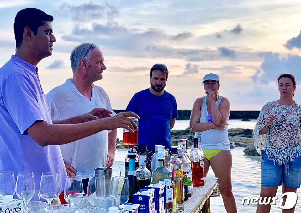 본문 이미지 - 칵테일 클래스에 참여한 투숙객들ⓒ News1 