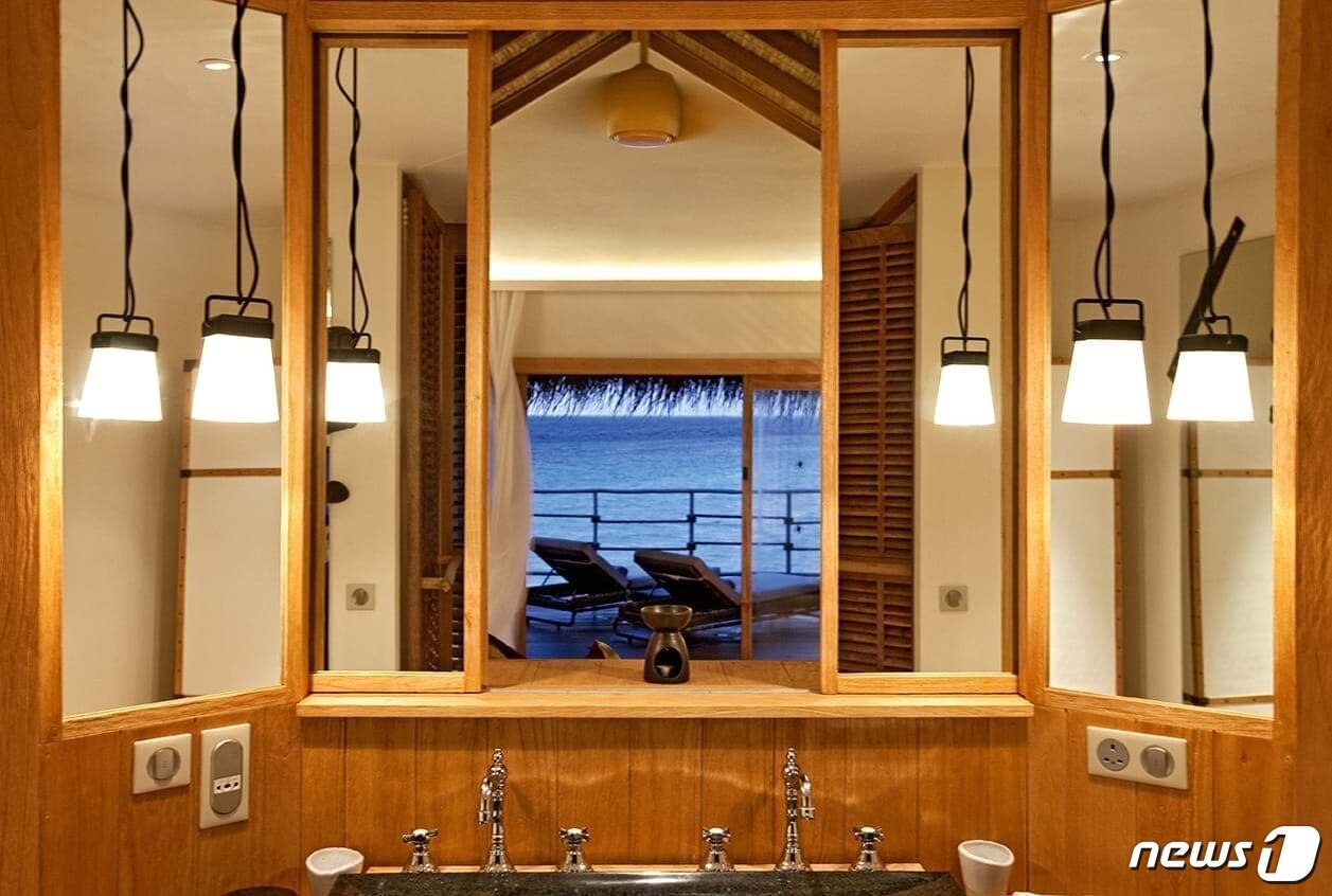 본문 이미지 - 워터빌라 객실에서 바라본 야외 테라스와 바다. 콘스탄스 리조트 제공