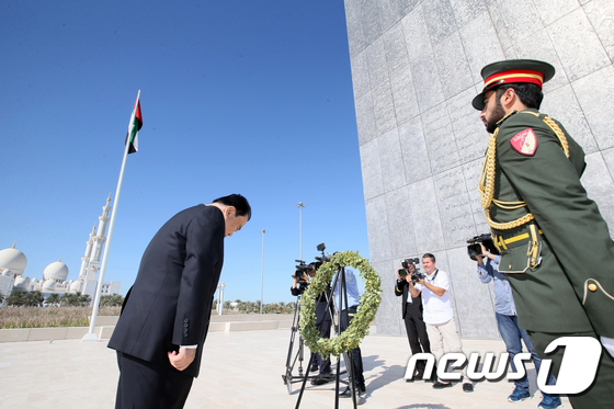 UAE 전몰장병 추념비 참배하는 문희상 국회의장