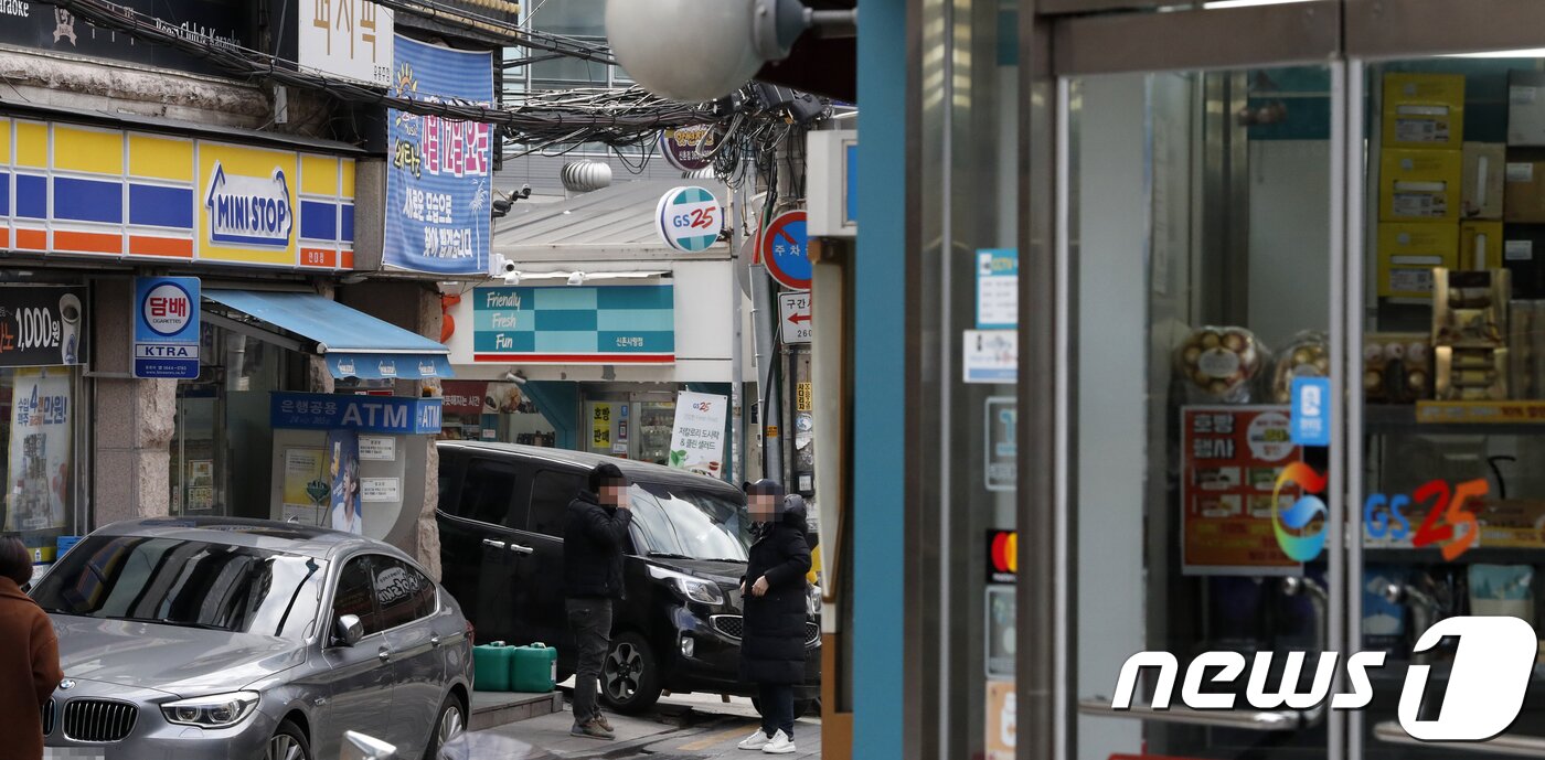 본문 이미지 - 서울 서대문구 신촌 거리에 편의점이 몰려 있다. /뉴스1 ⓒ News1 이승배 기자