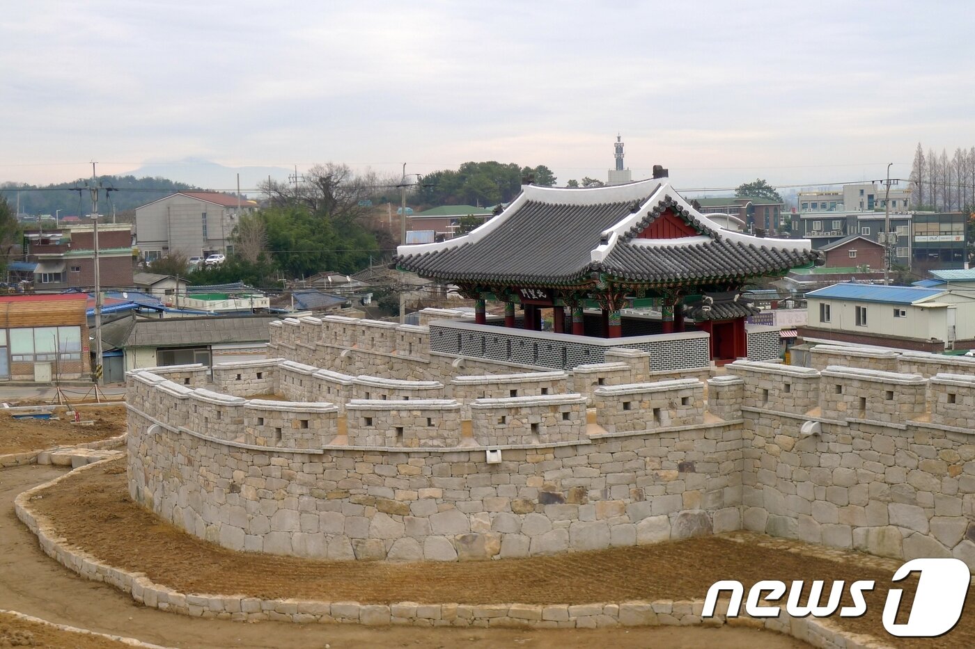 본문 이미지 - 지난 1993년 남고문을 시작으로, 25년 간 진행돼온 나주읍성 4대문 복원사업이 북망문 복원공사를 끝으로 마무리된다. 사진은 24일 낙성식이 열릴 예정인 북망문 전경.(나주시 제공)2018.12.18/뉴스1 ⓒ News1