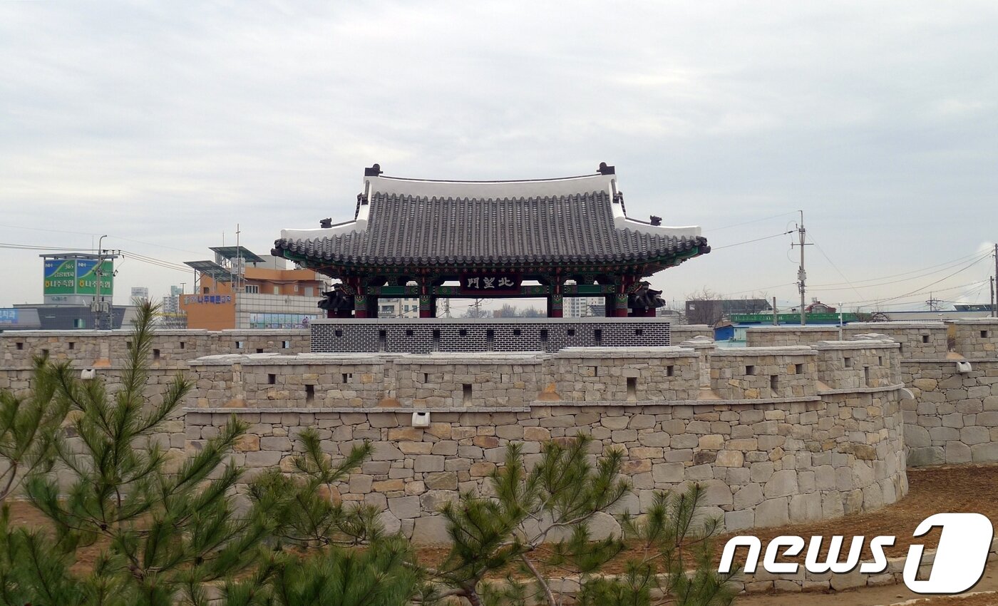 본문 이미지 - 지난 1993년 남고문을 시작으로, 25년 간 진행돼온 나주읍성 4대문 복원사업이 북망문 복원공사를 끝으로 마무리된다. 사진은 24일 낙성식이 열릴 예정인 북망문 전경.(나주시 제공)2018.12.18/뉴스1 ⓒ News1