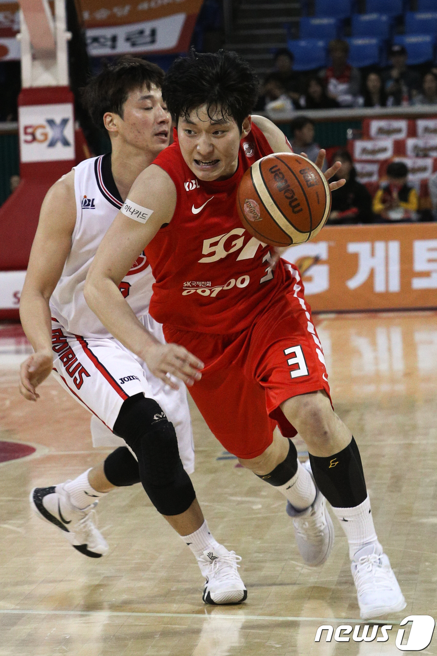 (서울=뉴스1) 성동훈 기자 = 18일 오후 서울 송파구 잠실학생체육관에서 열린 프로농구 '2018-2019 SKT 5GX KBL'리그 서울 SK와 울산 현대모비스 경기에서 서울 …