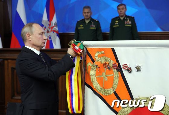 [사진] 수보로프 훈장 매다는 푸틴 대통령