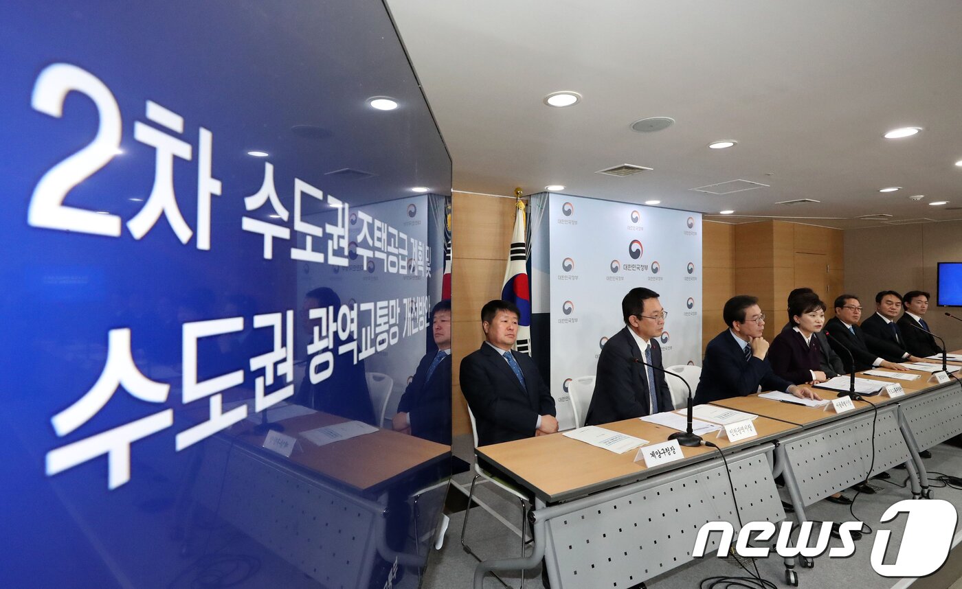 본문 이미지 - 김현미 국토교통부 장관이 19일 오전 정부서울청사에서 수도권 3기 신도시 입지와 2기 신도시 광역교통개선 대책을 발표하고 있다. 2018.12.19/뉴스1 ⓒ News1 구윤성 기자