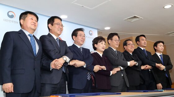 본문 이미지 - 김현미 국토교통부 장관과 광역단체장들이 지난해 12월 19일 오전 서울 정부청사에서 제2차 수도권 주택공급계획 및 수도권광역교통개선 방안을 발표한 뒤 손을 맞잡고 있다. 왼쪽부터 박형우 인천 계양구청장, 박남춘 인천광역시장, 박원순 서울시장, 김현미 장관, 이재명 경기지사, 조광찬 남양주시장, 김상호 하남시장,김종천 과천시장. 2018.12.19/뉴스1 ⓒ News1 구윤성 기자