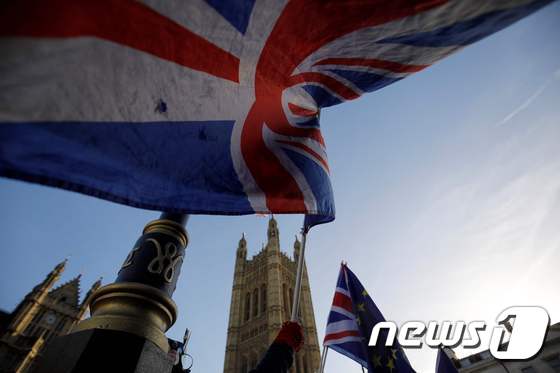  테리사 메이 영국 총리의 하원 성명 발표가 있던 지난 17일(현지시간) 영국 런던 국회의사당 앞에서 브렉시트반대 시위대가 EU기와 영국 국기를 흔들고 있다. © AFP=뉴스1