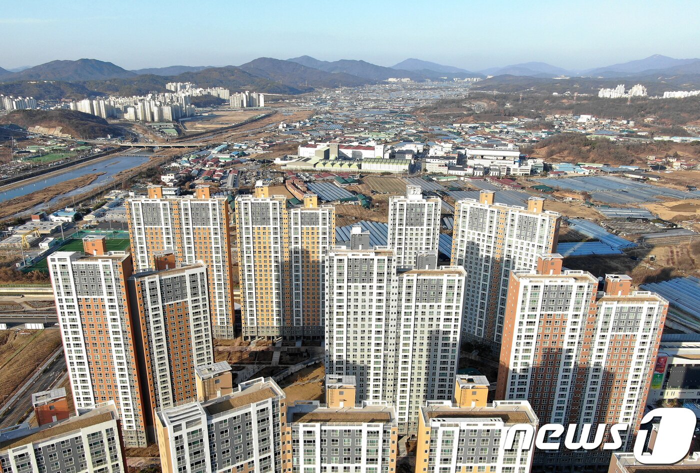 본문 이미지 - 지난 19일 오후 경기도 남양주 다산진건공공주택지구 신축 아파트 뒤로 진관일반산업단지와 이날 3기 신도시부지로 발표된 왕숙1지구가 보이고 있다. 이날 정부가 '2차 수도권 주택공급 계획 및 수도권 광역교통망 개선방안'을 발표하고 3기 신도시 택지지구로 남양주, 하남, 인천계양, 과천 등 41곳 선정해 15만5000가구를 공급하기로 했다. 2018.12.19/뉴스1 ⓒ News1 박세연 기자