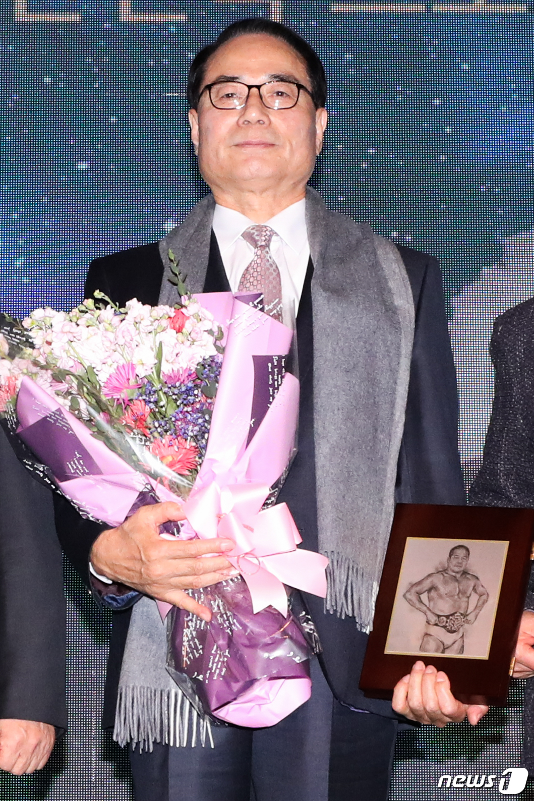 (서울=뉴스1) 성동훈 기자 = 19일 서울 송파구 방이동 올림픽파크텔에서 열린 '2018 대한민국 스포츠영웅 헌액식'에서 故 김일 선수의 아들 김수안씨가 이기흥 대한체육회장으로부 …