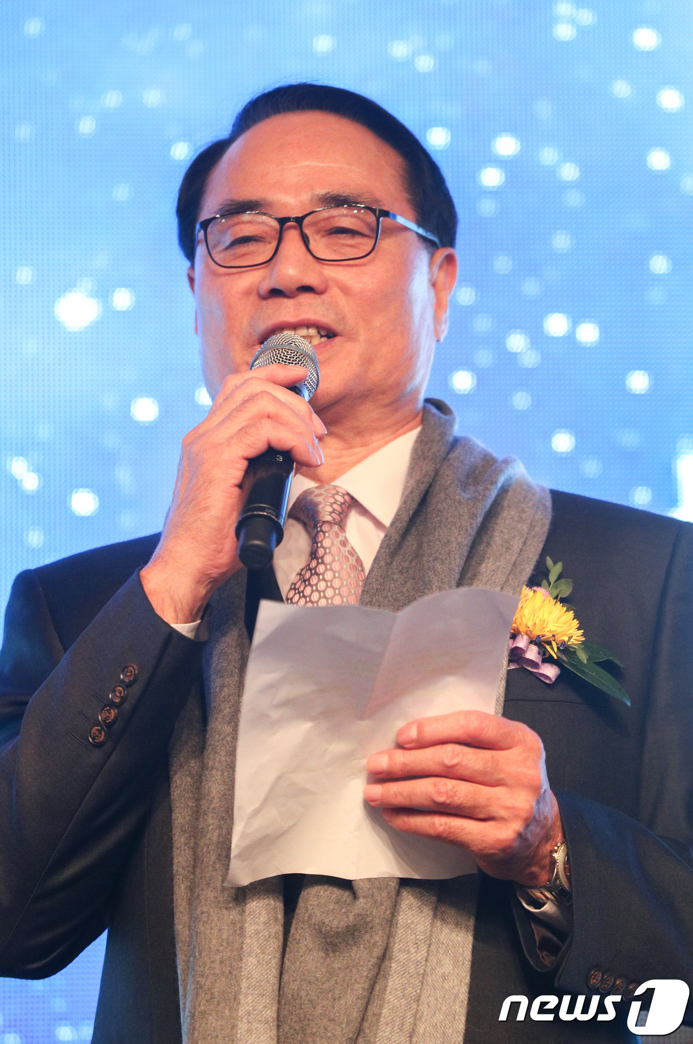 (서울=뉴스1) 성동훈 기자 = 19일 서울 송파구 방이동 올림픽파크텔에서 열린 '2018 대한민국 스포츠영웅 헌액식'에서 故 김일 선수의 아들 김수안씨가 이기흥 대한체육회장으로부 …