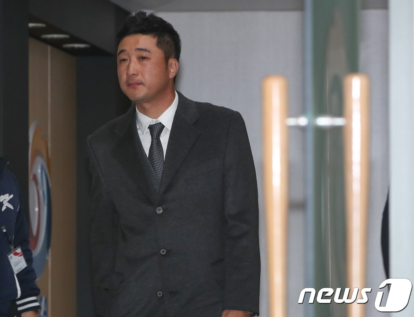 본문 이미지 - 넥센 히어로즈 이택근이 19일 오후 서울 강남구 야구회관에서 기자회견을 열고 '문우람 폭행사건'에 대해 자신의 입장을 밝히기 위해 회견장으로 들어서고 있다. 2018.12.19/뉴스1 ⓒ News1 허경 기자