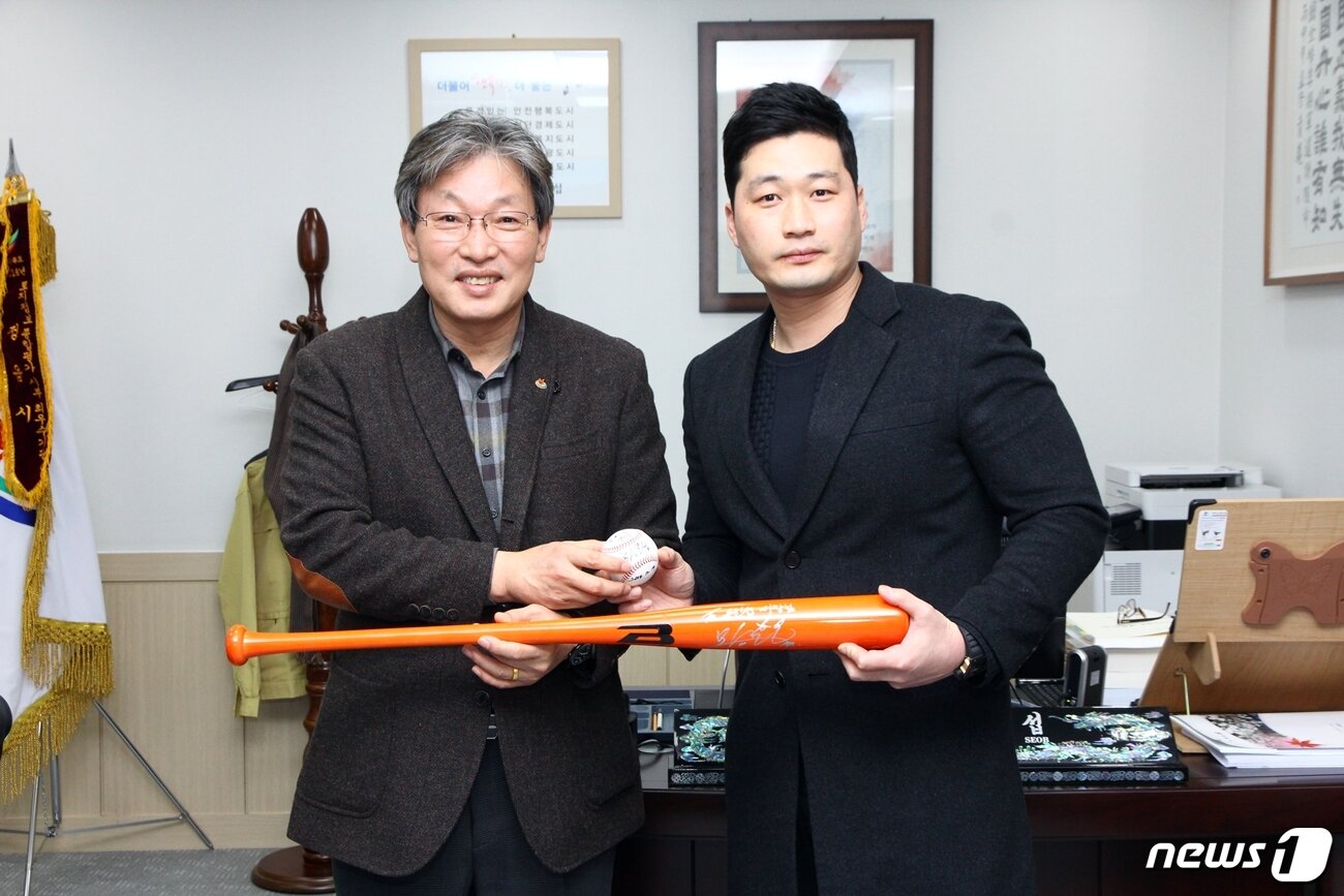 본문 이미지 - 미국 메이저리그 콜로라도 로키스에서 투수로 활약 중인 '끝판대왕' 오승환(36) 선수가 19일 고향 전북 정읍을 방문하고 팬 사인회와 함께 지역 후배들을 위해 재능을 기부했다.  오승환 선수가 유진섭 정읍시장에게 싸인볼과 배트를 선물하고 있다..ⓒ News1