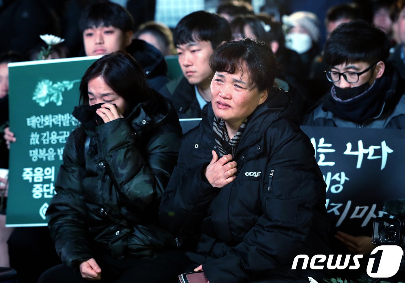 19일 저녁 서울 광화문 광장에서 열린 태안화력 비정규직 청년노동자 고 김용균 3차 촛불추모제에서 고인의 어머니 김미숙 씨가 김재근 청년전태일 대표의 편지 낭독에 눈물을 흘리고 있다. 2018.12.19/뉴스1 ⓒ News1 박정호 기자