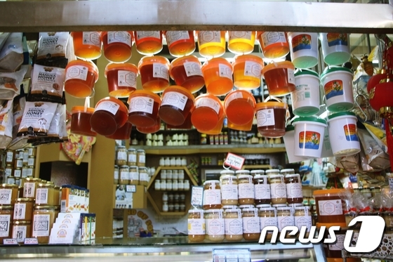 여러 종류의 꿀을 판매하는 상점© News1 