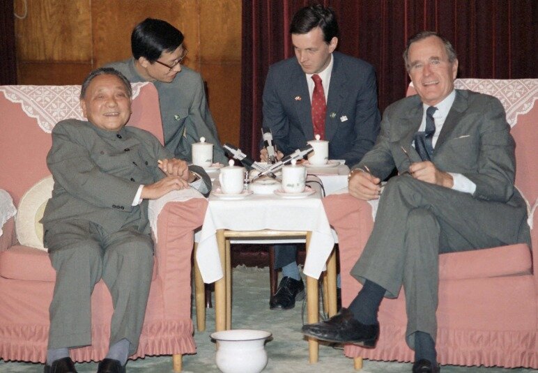 본문 이미지 - 아버지 부시와 덩샤오핑의 정상회담 - 환구시보 갈무리