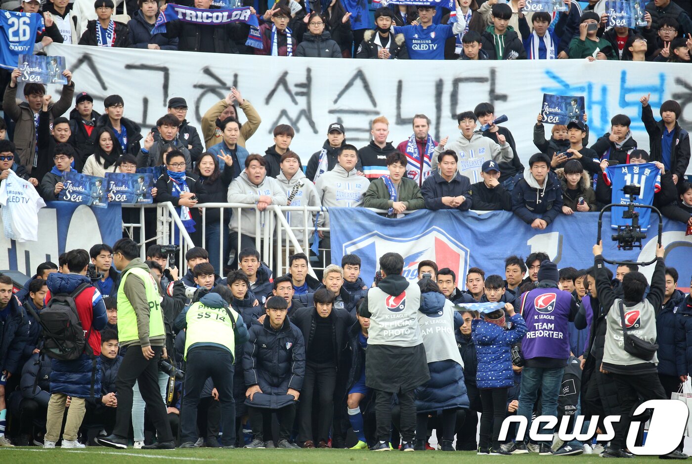본문 이미지 - 2일 오후 경기 수원시 수원월드컵경기장에서 열린 2018 프로축구 KEB하나은행 K리그1(클래식) 수원 삼성 블루윙즈와 제주 유나이티드FC의 경기에서 서정원 감독이 선수, 팬들과 함께 기념촬영을 하고 있다. 2018.12.2/뉴스1 ⓒ News1 신웅수 기자