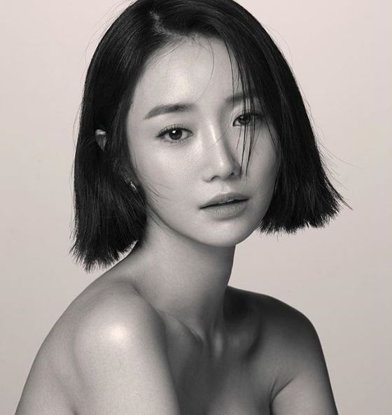 [N컷] 고준희, 상의 탈의 흑백 사진 공개…청초 끝판왕
