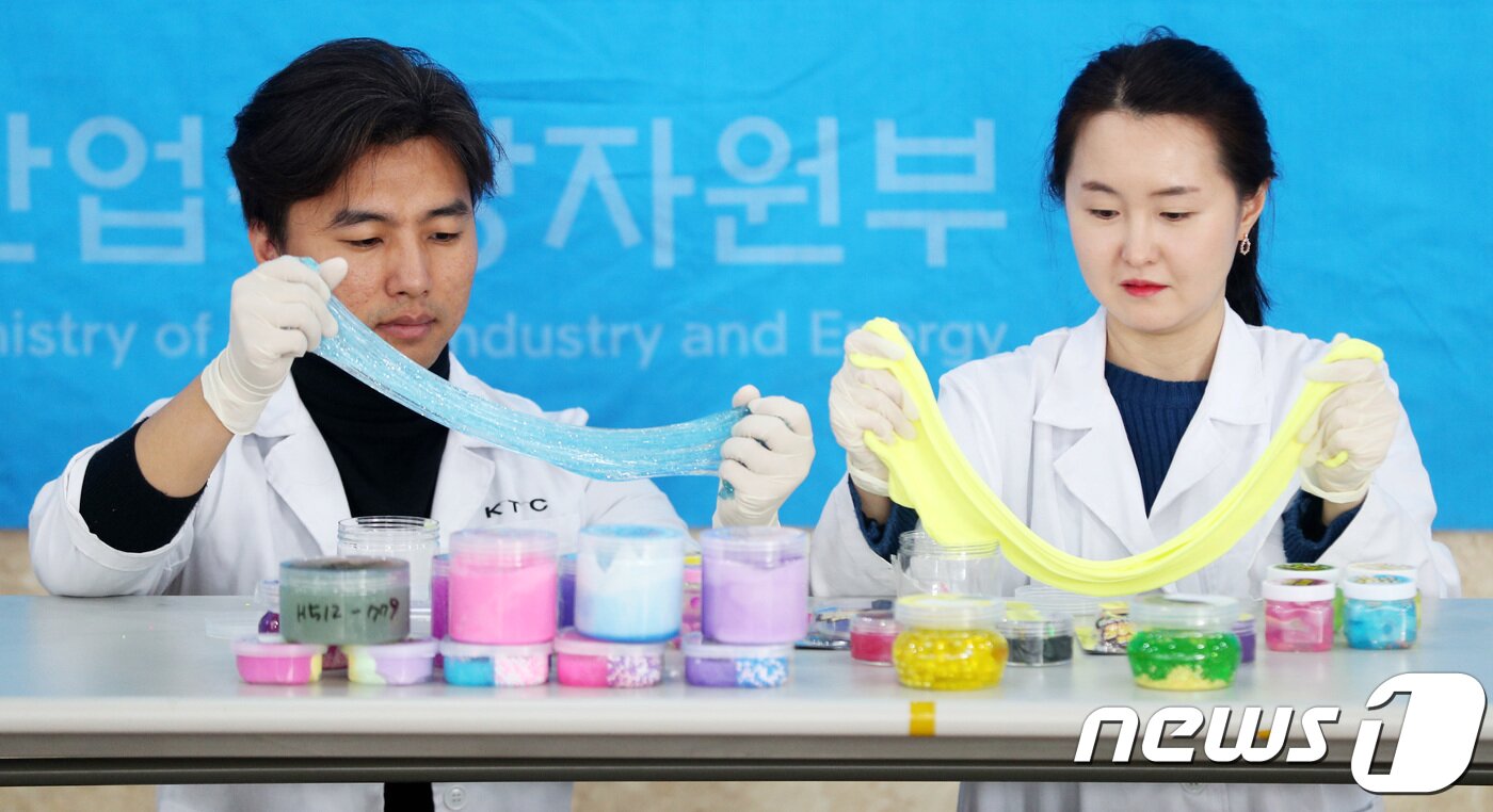 본문 이미지 - 산업통상자원부 국가기술표준원은 어린이제품, 생활-전기용품 46품목, 1,366개 제품에 대한 안전성 조사결과 132개 제품이 안전기준에 부적합해 해당제품을 리콜 명령을 내렸다고 밝혔다. 특히 부적합 제품 중 어린이에게 인기가 높은 액체괴물은 76개 제품이 리콜 조치 됐다. 2018.12.20/뉴스1 ⓒ News1 오장환 기자