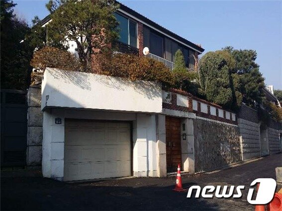 본문 이미지 - 전두환 전 대통령의 연희동 자택/사진제공=지지옥션ⓒ News1