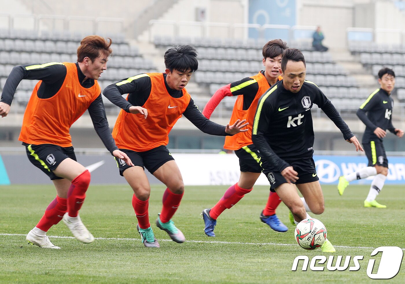 본문 이미지 - 20일 오전 울산종합운동장에서 열린 2019 아시아축구연맹(AFC) 아시안컵 대비 U-23과 연습경기에서 후반 문선민이 드리블하고 있다. 2018.12.20/뉴스1 ⓒ News1 이윤기 기자