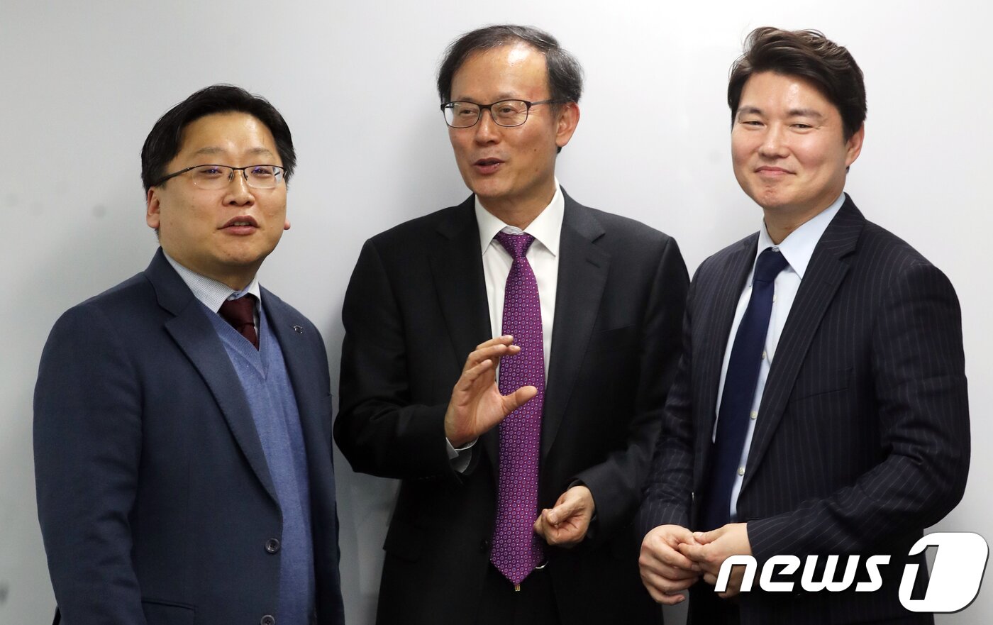 본문 이미지 - 제3차 국가에너지기본계획을 수립하는 워킹그룹의 산업 일자리 분과 위원인 (왼쪽부터) 윤재호 소장, 조현춘 본부장, 이상학 본부장이 분과의 역할에 대해 설명하고 있다.   