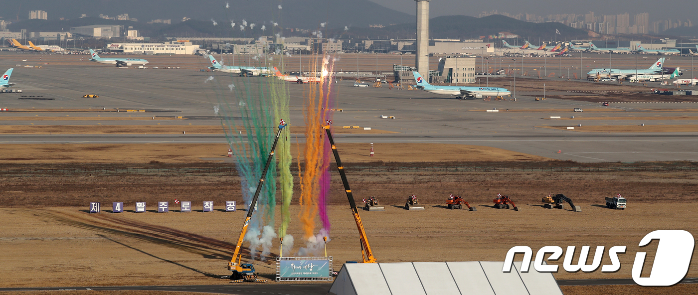 (인천공항=뉴스1) 이승배 기자 = 20일 오후 인천국제공항 제4활주로 예정부지에서 열린 '제4활주로 착공식'에서 착공을 기념하는 축포가 터지고 있다.인천공항공사는 4단계 사업 일 …