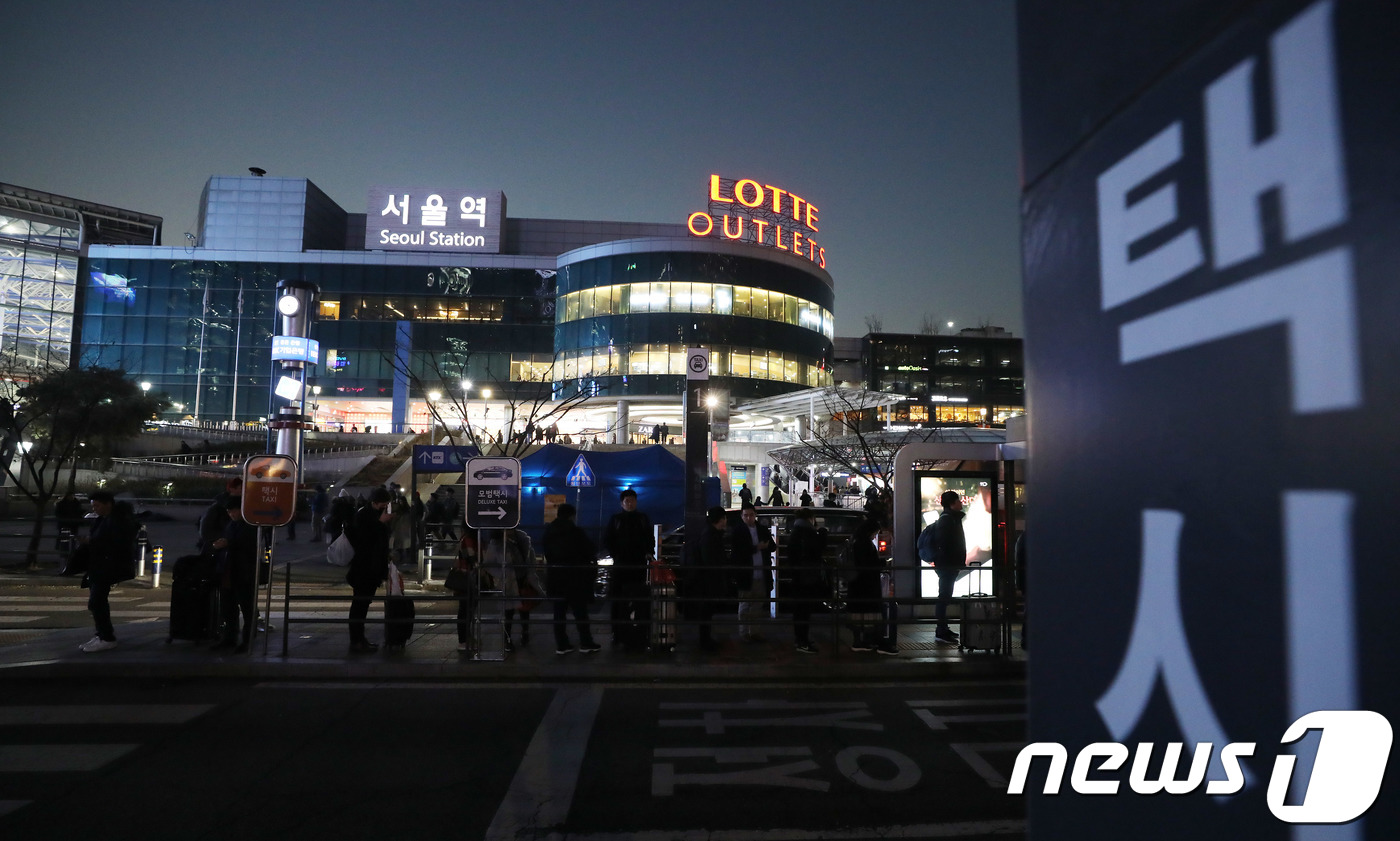 (서울=뉴스1) 이재명 기자 = 20일 오후 서울 용산구 서울역 앞 택시승강장에서 퇴근길 시민들이 택시를 기다리고 있다.이날 '카카오 카풀 서비스 도입'을 반대하는 택시업계가 10 …