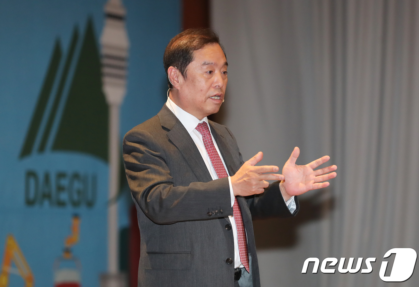 (대구=뉴스1) 공정식 기자 = 김병준 자유한국당 비상대책위원장이 21일 오후 대구 그랜드호텔에서 열린 ‘2018 대구·경북 공감 토크콘서트’에서 강연하고 있다. 2018.12.2 …