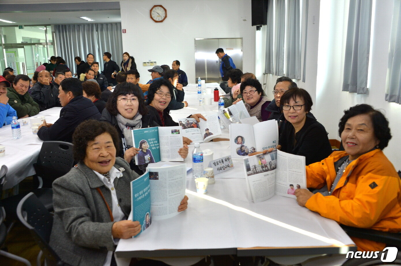 본문 이미지 - 전북 순창군장애인연합회(회장 장병주)가 장애극복사례를 모은 '아름다운 사람들의 아름다운 이야기'를 발간했다. 어려움을 극복한필자들이 환하게 웃고 있다. ⓒ News1