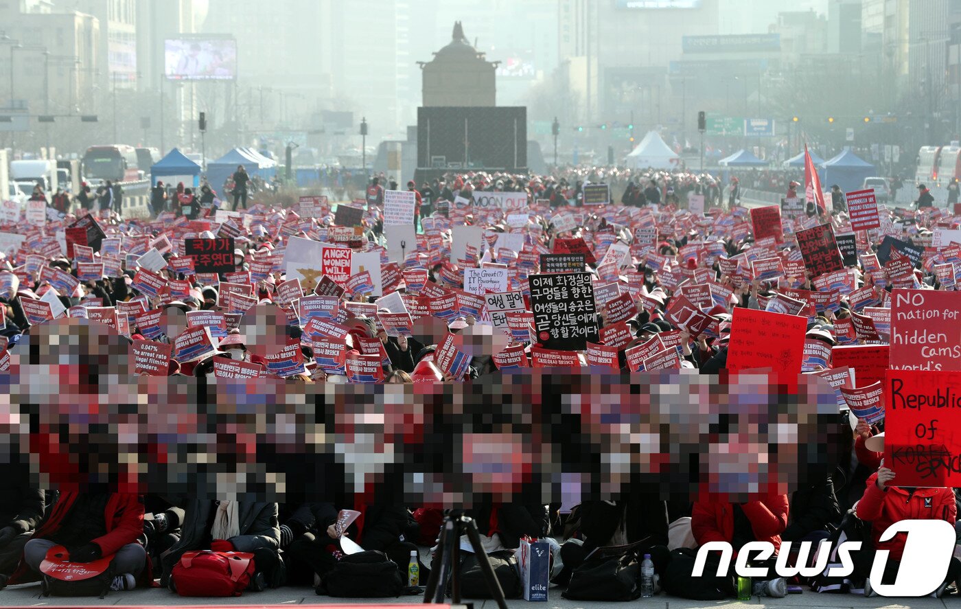 본문 이미지 - 불법촬영 범죄를 규탄하는 여성단체 ‘불편한 용기’가 2018년 12월22일 오후 서울 광화문광장에서 '편파판결, 불법촬영 규탄' 6차 마지막 집회를 하고 있다.2018.12.22/뉴스1 ⓒ News1 이광호 기자