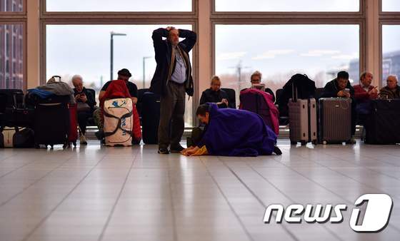 21일(현지시간) 영국 런던 개트윅 공항에서 승객들이 대기하고 있다. © AFP=뉴스1