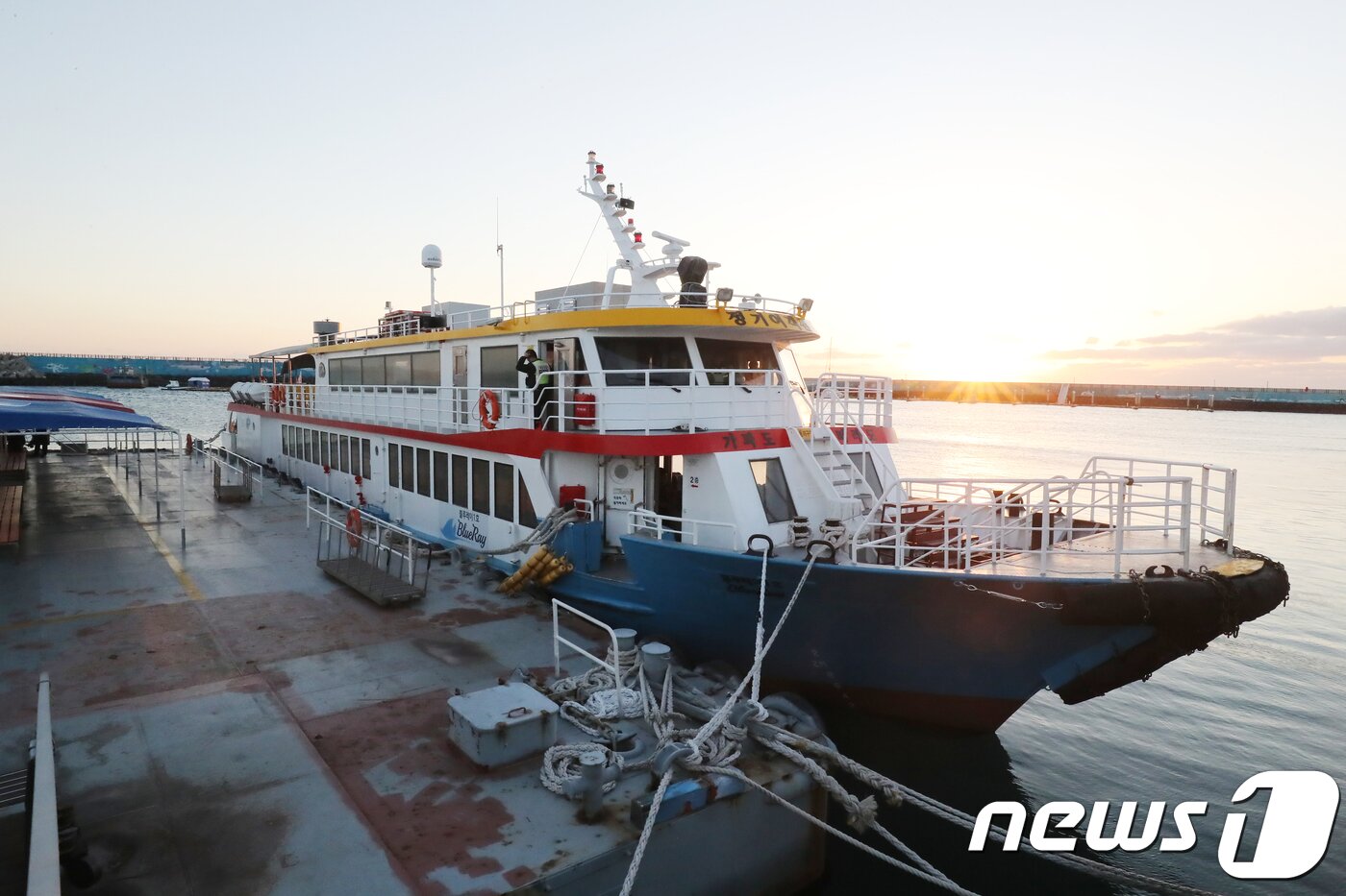 본문 이미지 - 24일 제주 마라도에서 모슬포 운진항으로 이동하던 중 침수 피해를 입은 여객선 블루레이1호(199톤)가 운진항에 입항해 있다. 사고 여객선에 타고 있던 승객 199명은 이날 오후 4시5분쯤 대체 선박을 이용해 모슬포 운진항에 도착했다. 모두 건강에 이상이 없어 해산한 상태다.2018.12.24/뉴스1 ⓒ News1 이석형 기자